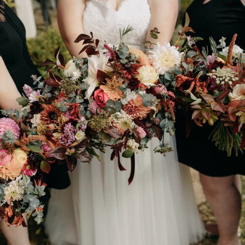 bride and bridesmaids bouquets